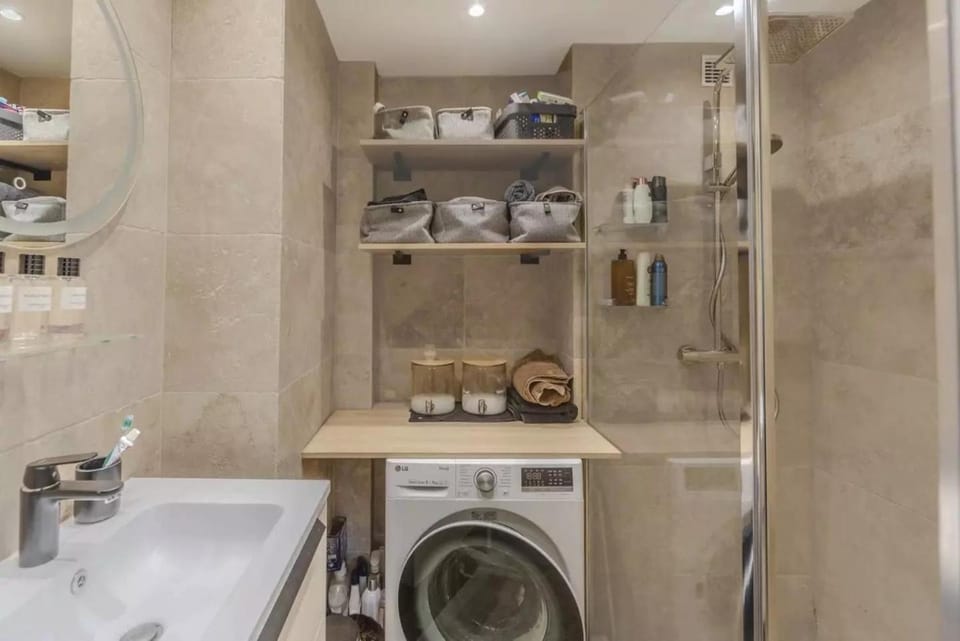 Calme T2 Le Cannet, parking, terrasse et climatisation Apartment in Mougins