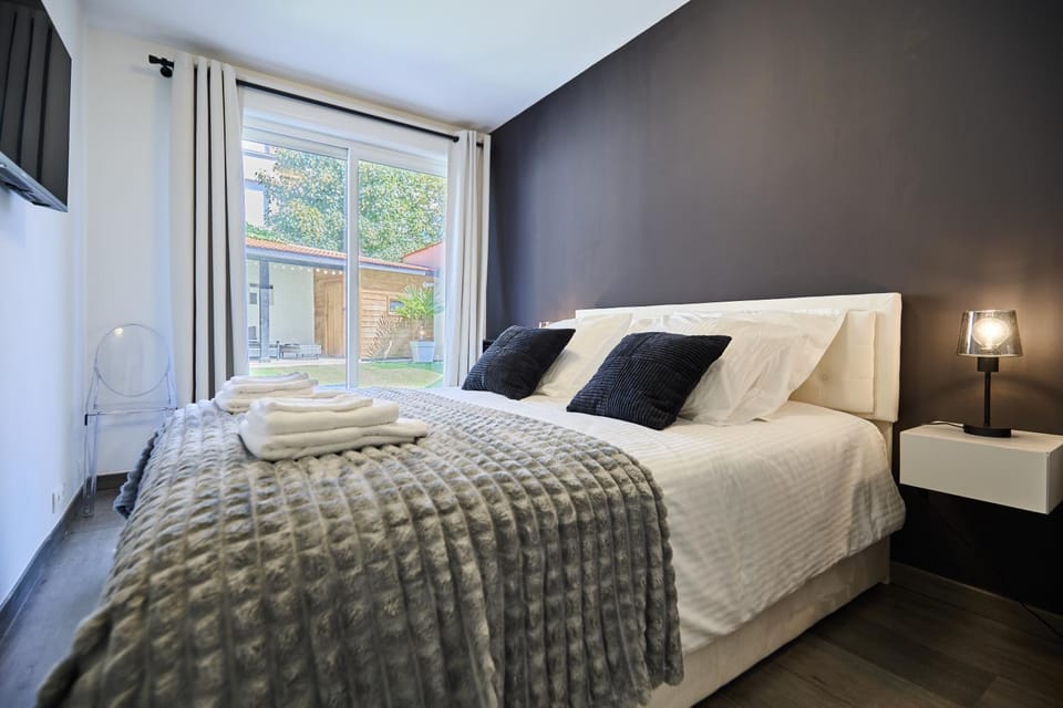 Secret garden SPA - Idéal couples et pros - 5min à pied de la gare - 10min à pied de l'Arena et du Quartier Boulingrin - Baignoire balnéo - Jardin privatif de 50m2 - Mini golf - Home cinéma Apartment in Reims