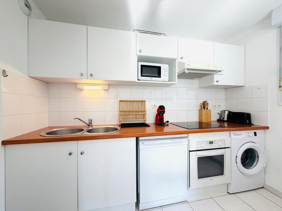 Coffee/tea facilities, Kitchen or kitchenette, dishwasher, oven, stove, toaster, washing machine
