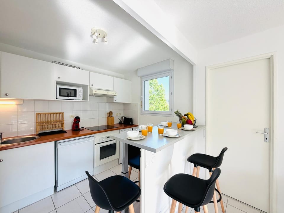 Kitchen or kitchenette, Dining area, dishwasher, oven, stove, toaster