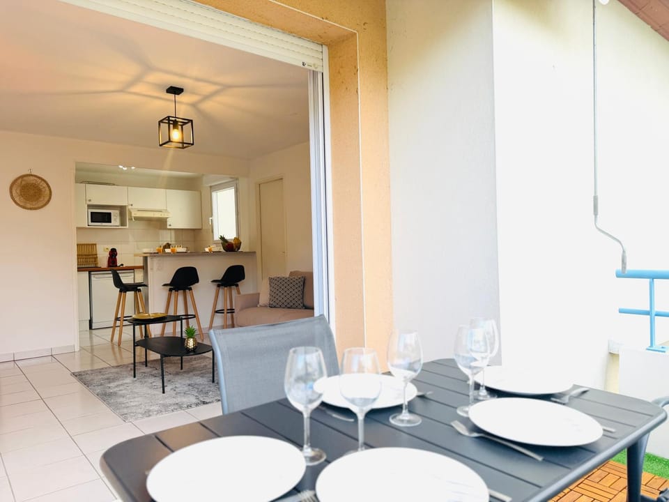 Seating area, Dining area