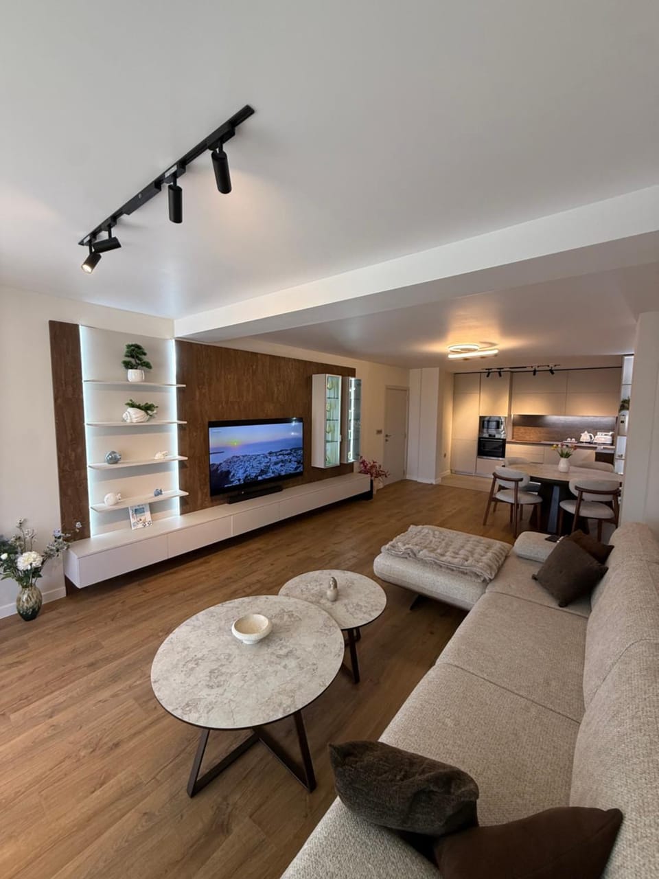 TV and multimedia, Kitchen or kitchenette, Living room, Dining area