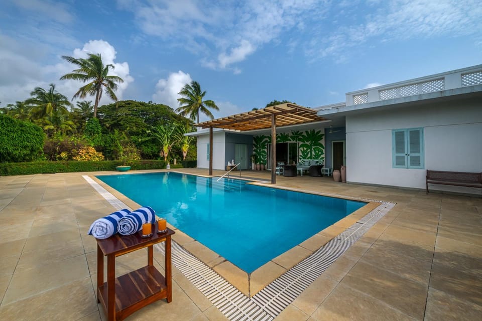Day, Swimming pool