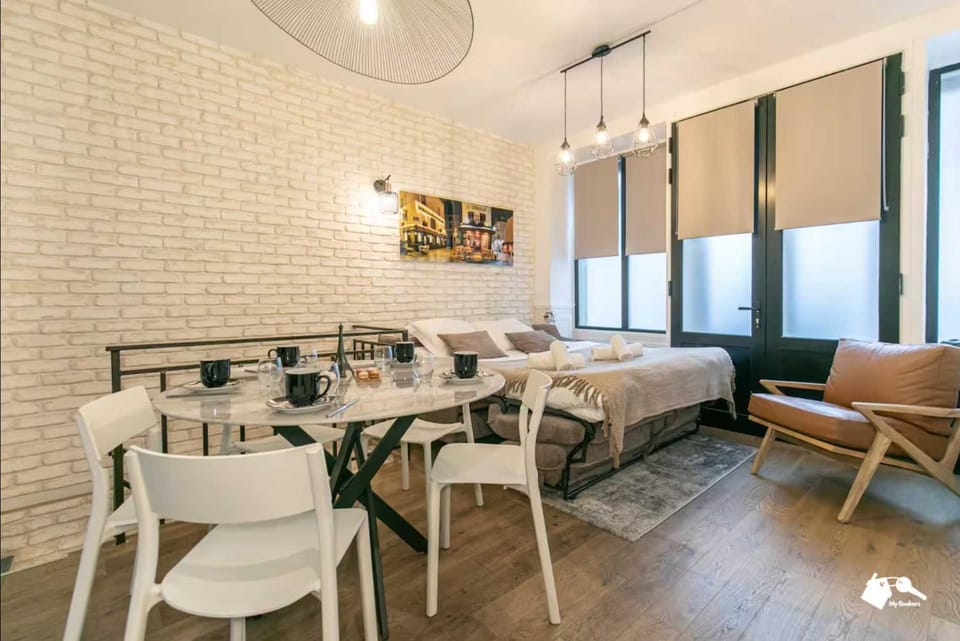 Bed, Dining area