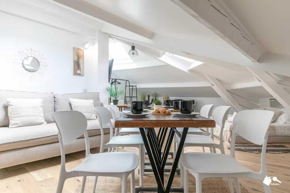 Living room, Seating area, Dining area