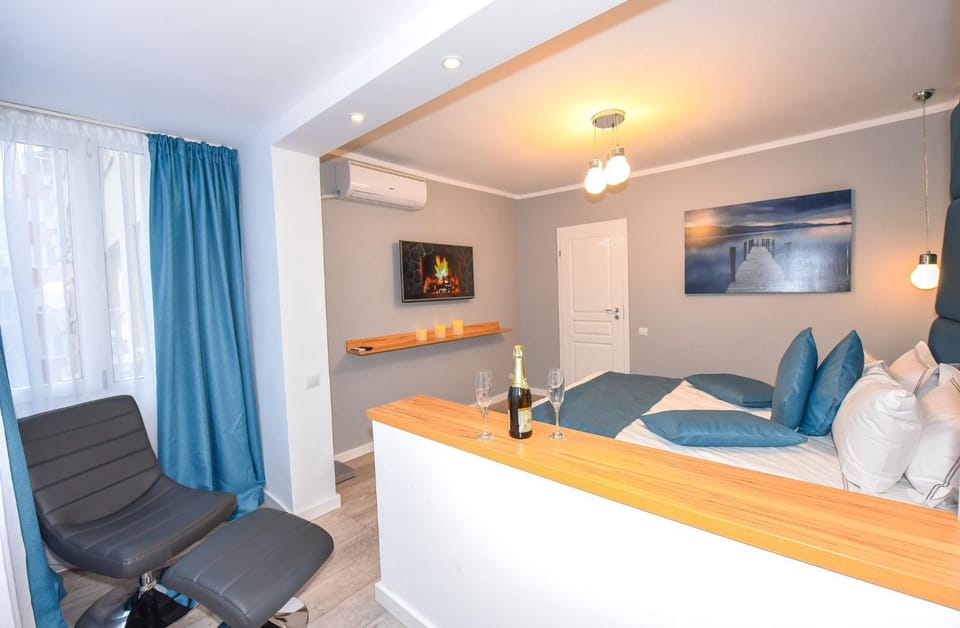 Seating area, Bedroom