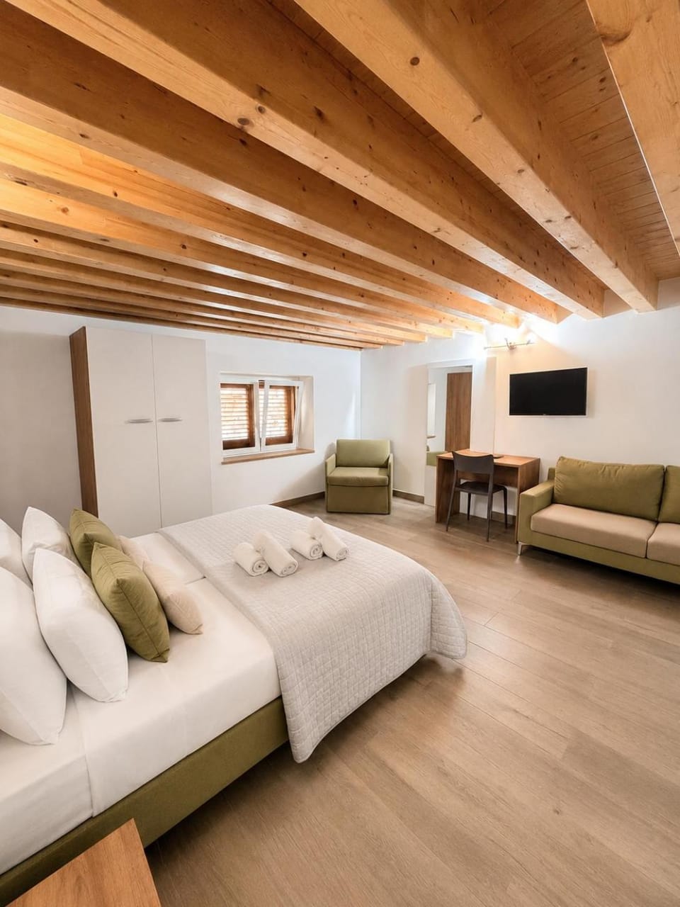 Bed, TV and multimedia, Photo of the whole room, Seating area, Bedroom