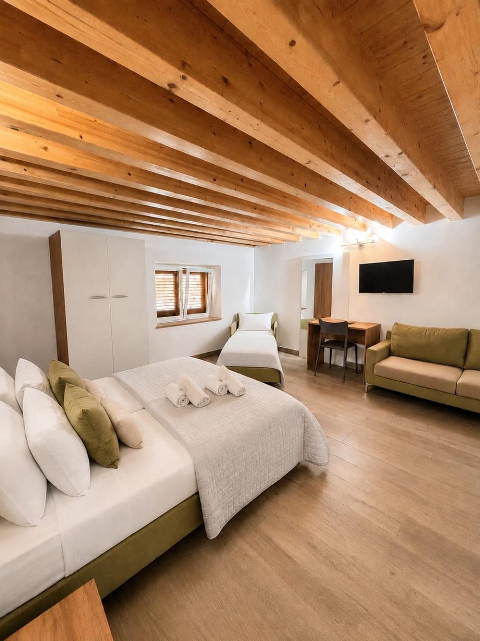 Bed, TV and multimedia, Photo of the whole room, Seating area, Bedroom