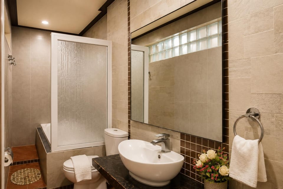 Hot Tub, Bathroom