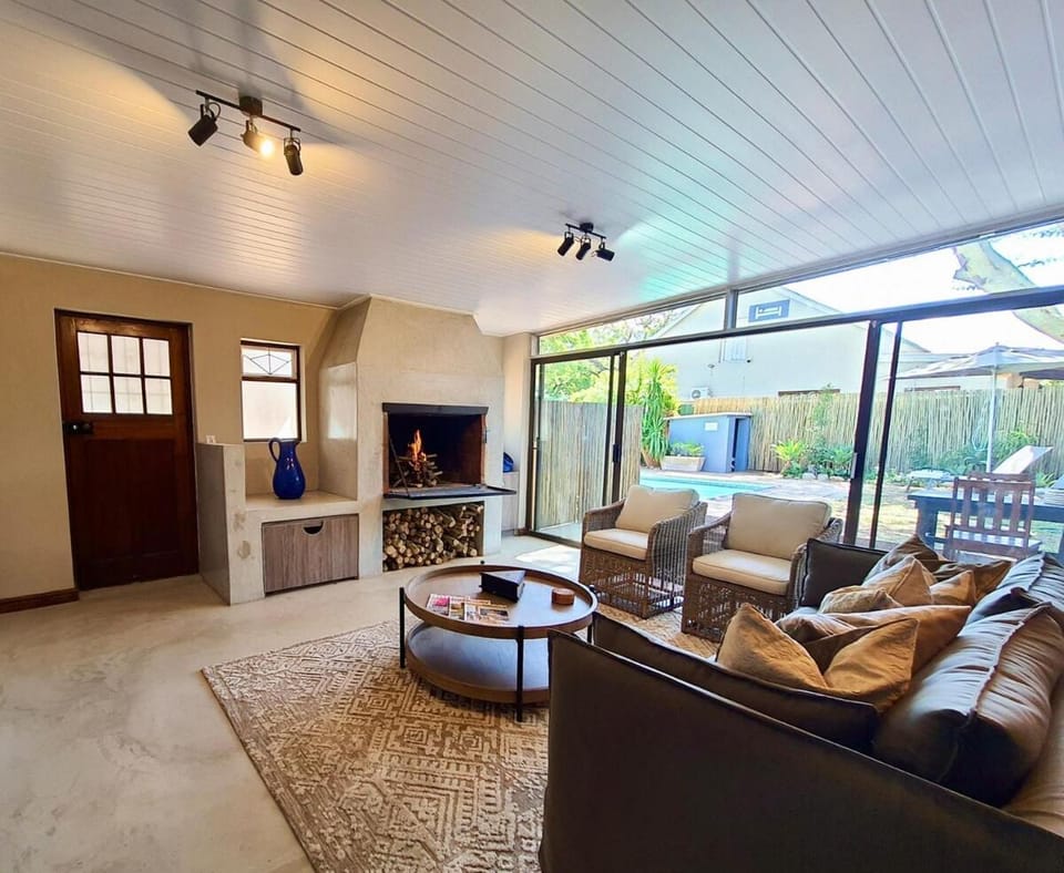 TV and multimedia, Living room, Seating area, fireplace
