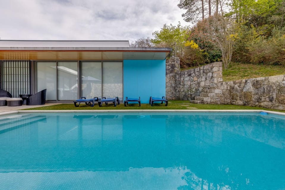 Swimming pool, sunbed