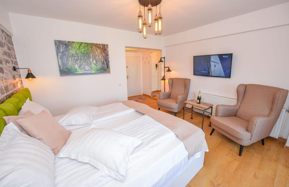Bed, TV and multimedia, Other, Seating area