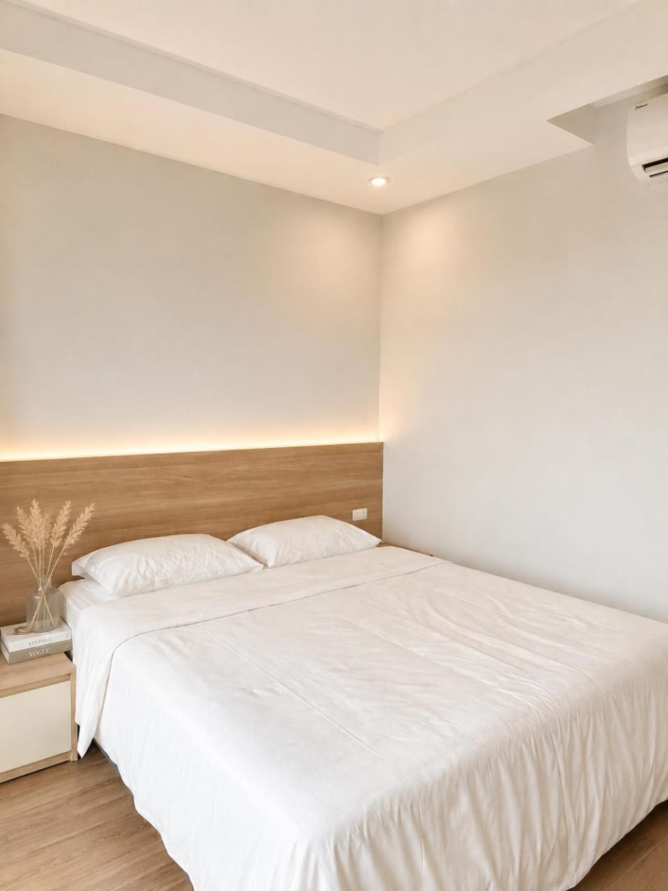 Bed, Photo of the whole room, Bedroom, air conditioner