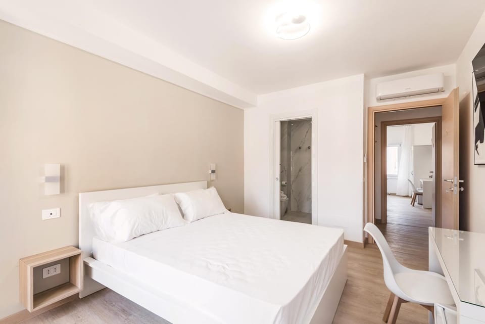 Bed, Bedroom, minibar, air conditioner
