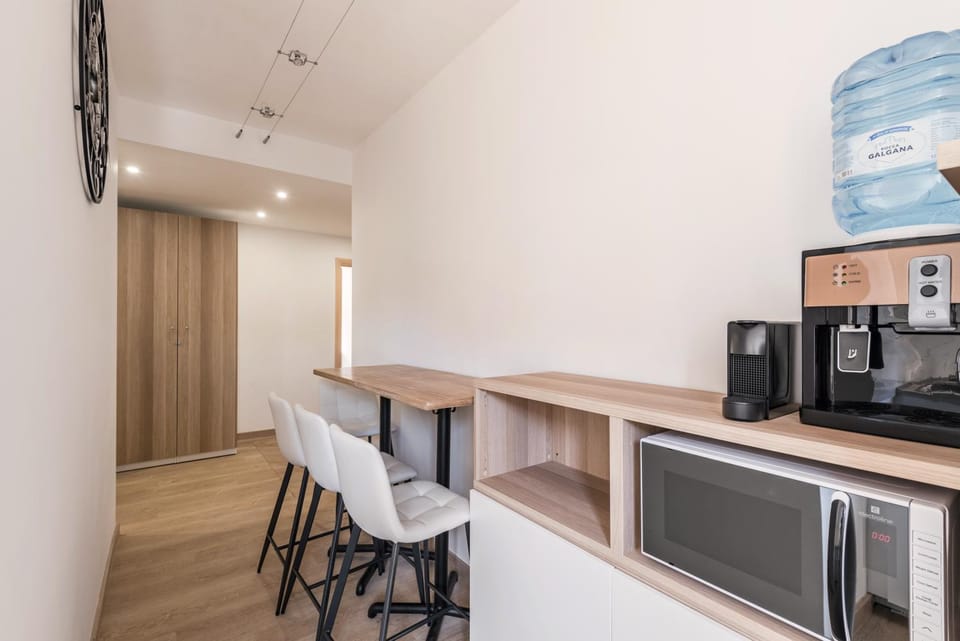 Restaurant/places to eat, Coffee/tea facilities, Kitchen or kitchenette, Dining area, Breakfast, microwave, minibar, vending machine