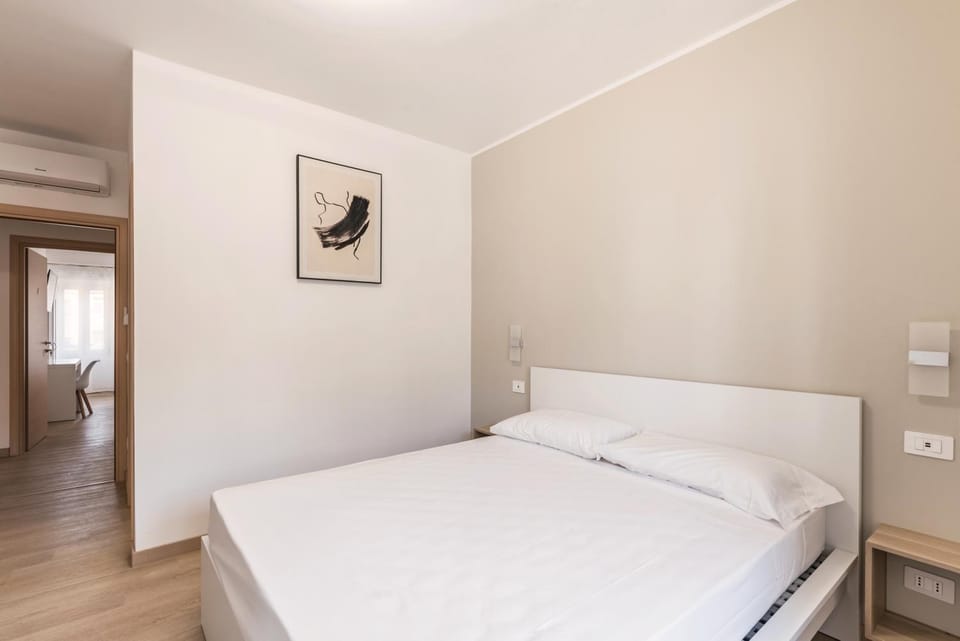 Bed, Bedroom, minibar, towels, air conditioner