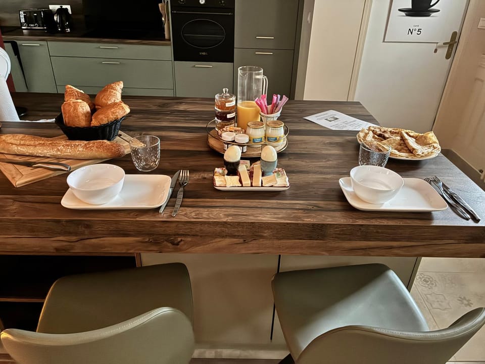 Kitchen or kitchenette, Dining area, Breakfast, Continental breakfast, minibar