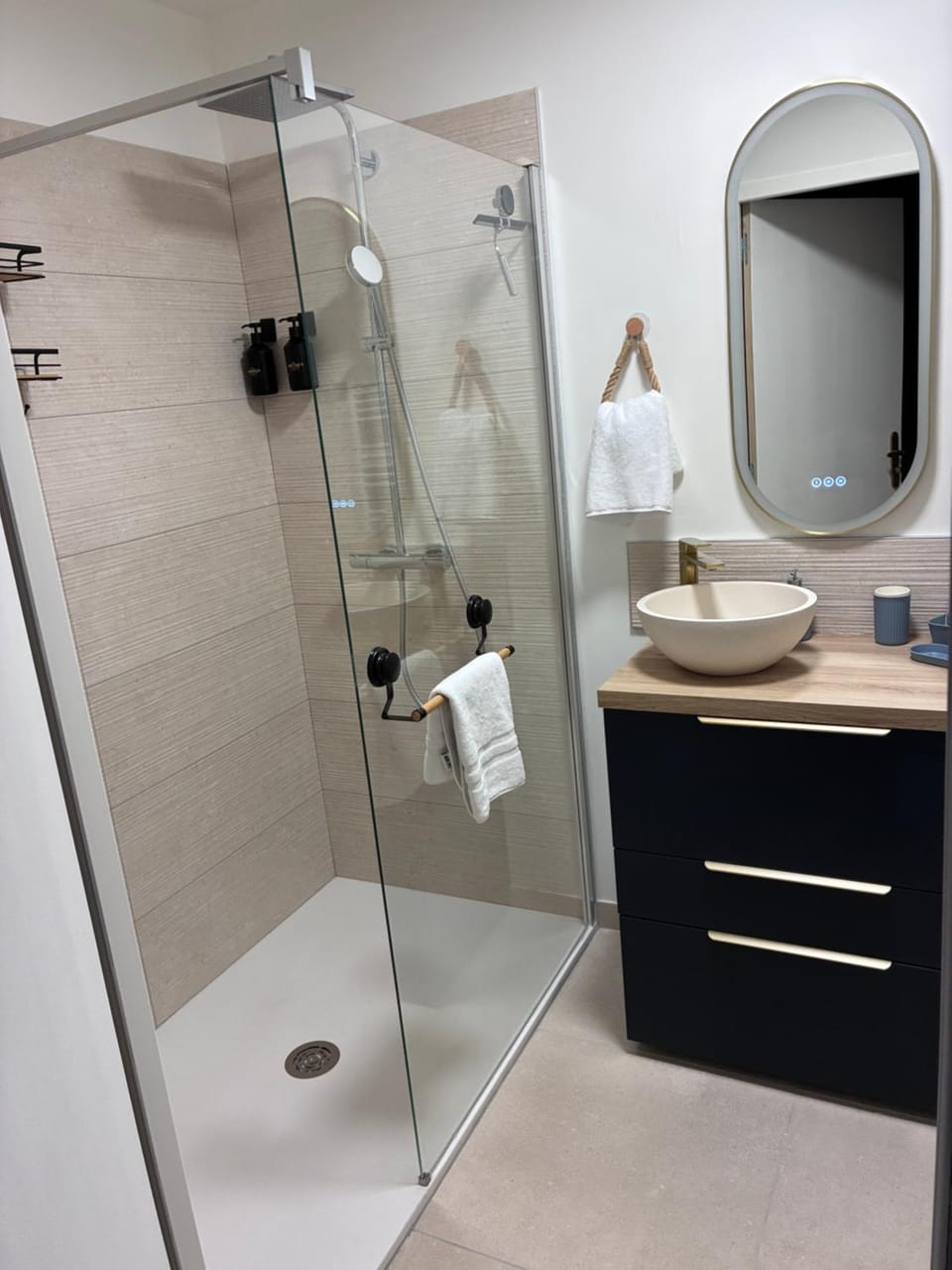 Shower, Toilet, Bathroom, towels