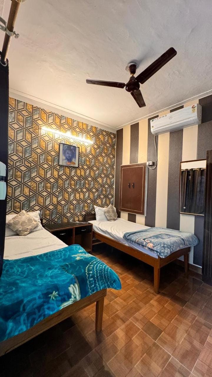 Photo of the whole room, Bedroom, towels, air conditioner