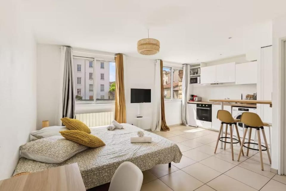 Bright Studio & Wi-Fi Direct access Lyon La Doua - 2 mins walk from Tramway Station Apartment in Villeurbanne
