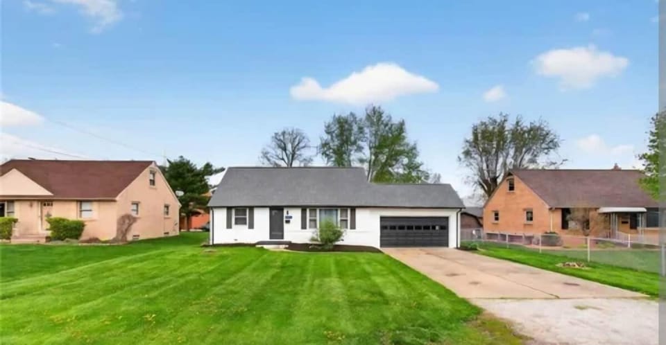 Golden Gridiron Getaway - Game Room & HOF House in Canton