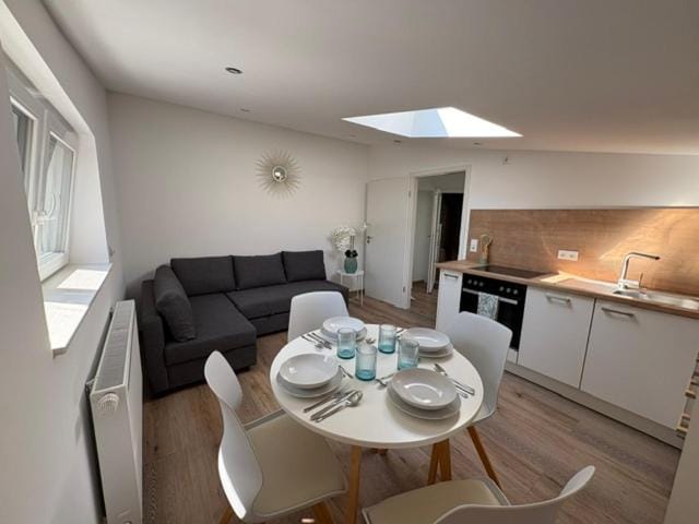 Kitchen or kitchenette, Living room, Seating area, Dining area, stove