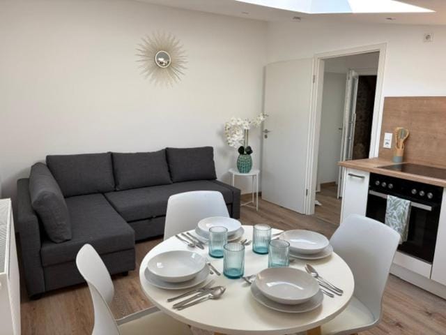 Coffee/tea facilities, Kitchen or kitchenette, Living room, Seating area, Dining area, stove