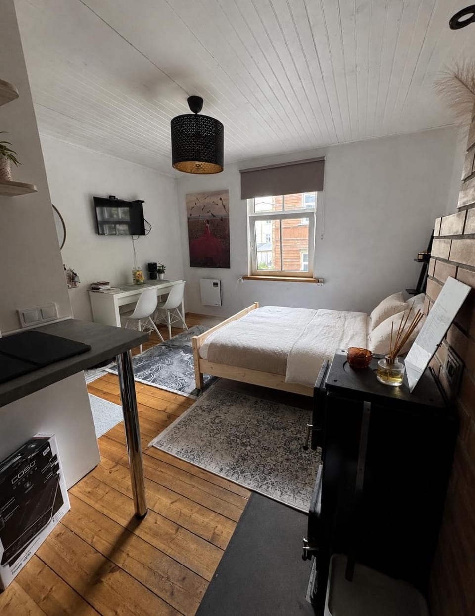 Bed, Kitchen or kitchenette, Seating area