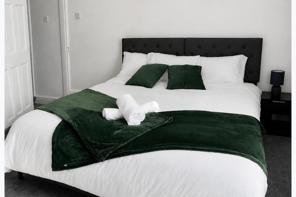 Bed, Bedroom, towels