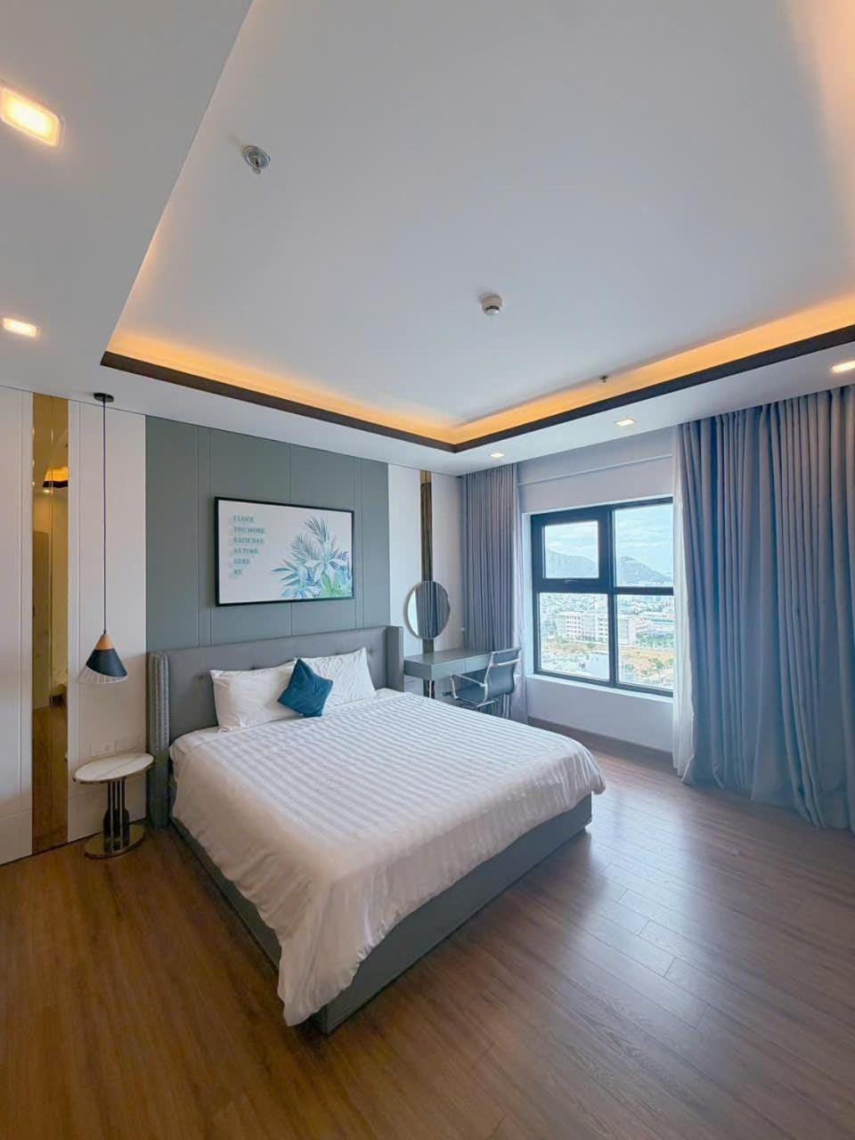 Photo of the whole room, Bedroom