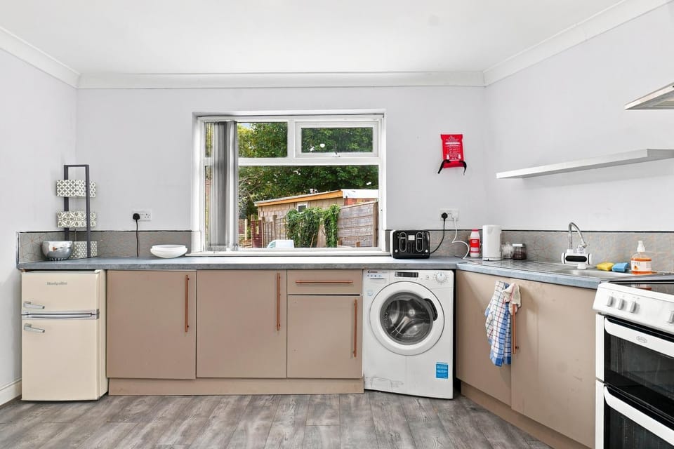 Coffee/tea facilities, Kitchen or kitchenette, dishwasher, oven, toaster, washing machine, dryer