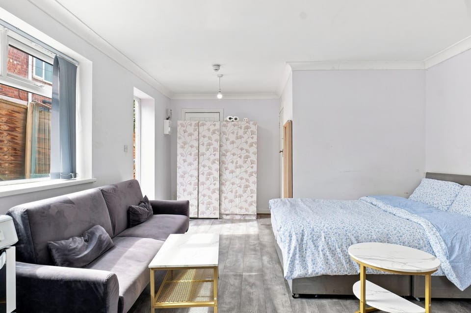 Bed, Living room, Photo of the whole room, Seating area, Bedroom
