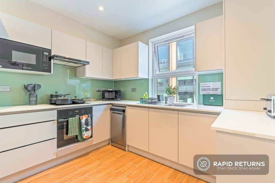 Modern Home in Reading Town Centre, Sleeps 12, FREE High Speed WiFi By Rapid Returns House in Reading