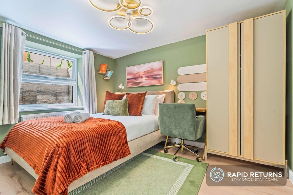 Modern Home in Reading Town Centre, Sleeps 12, FREE High Speed WiFi By Rapid Returns House in Reading