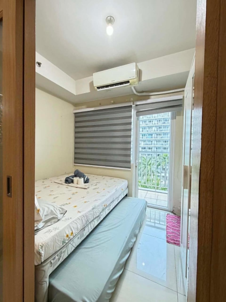 Bed, Bedroom, towels, air conditioner