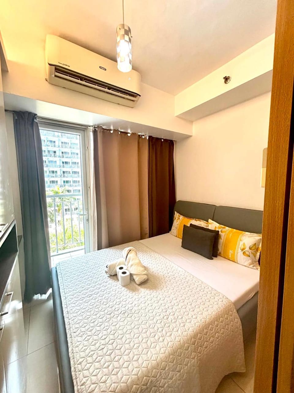 Bedroom, air conditioner