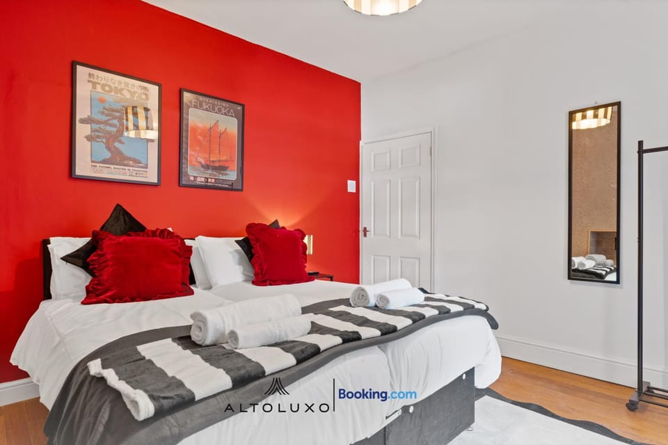 Large Retreat Perfect for Big Groups & Leisure House in Newport