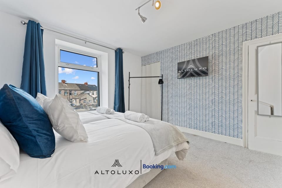 Large Retreat Perfect for Big Groups & Leisure House in Newport