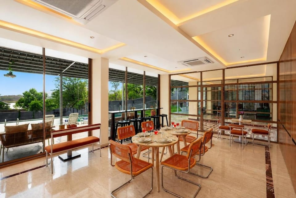 ELIVAAS Signature Miraan by the lake Pet-Friendly Boutique Room with Lake View, Infinity Edge Pool, Activity Room & Garden Vacation rental in Rajasthan