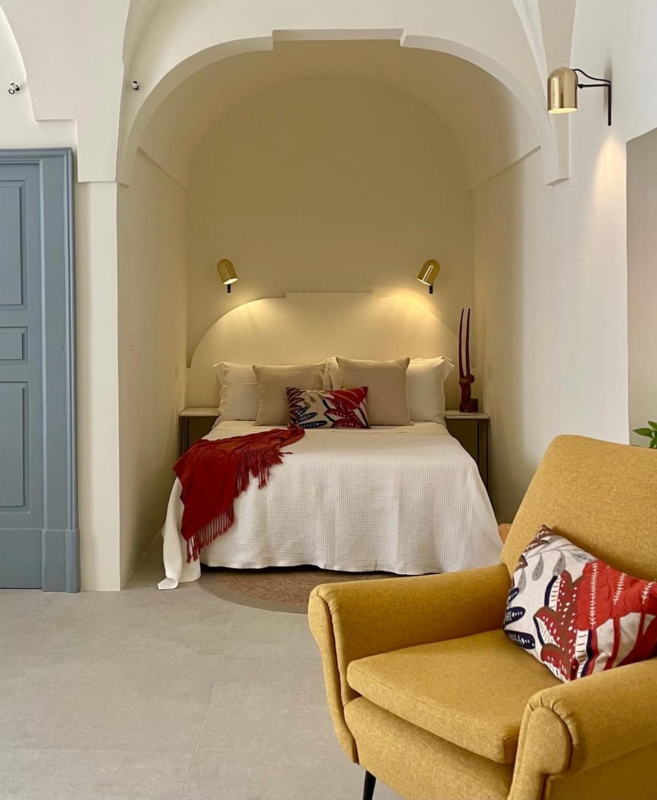 Bed, Living room, Photo of the whole room, Seating area, Bedroom