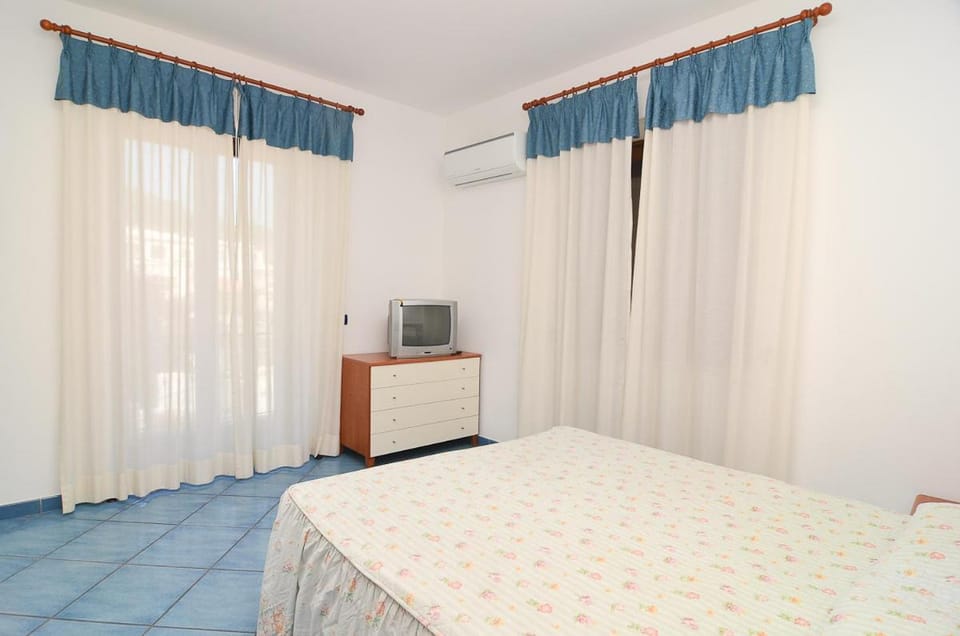 Bed, TV and multimedia, Photo of the whole room, Bedroom, air conditioner