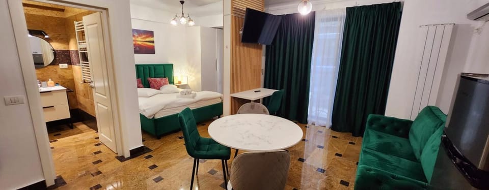 Tomis Villa Studio with Balcony and SeaView - Vis a Vis Azimuth Beach & Lounge Apartment in Constanța County