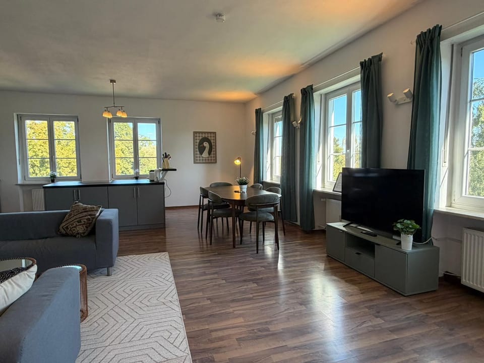 Communal lounge/ TV room, TV and multimedia, Living room, Seating area, Dining area, Evening entertainment