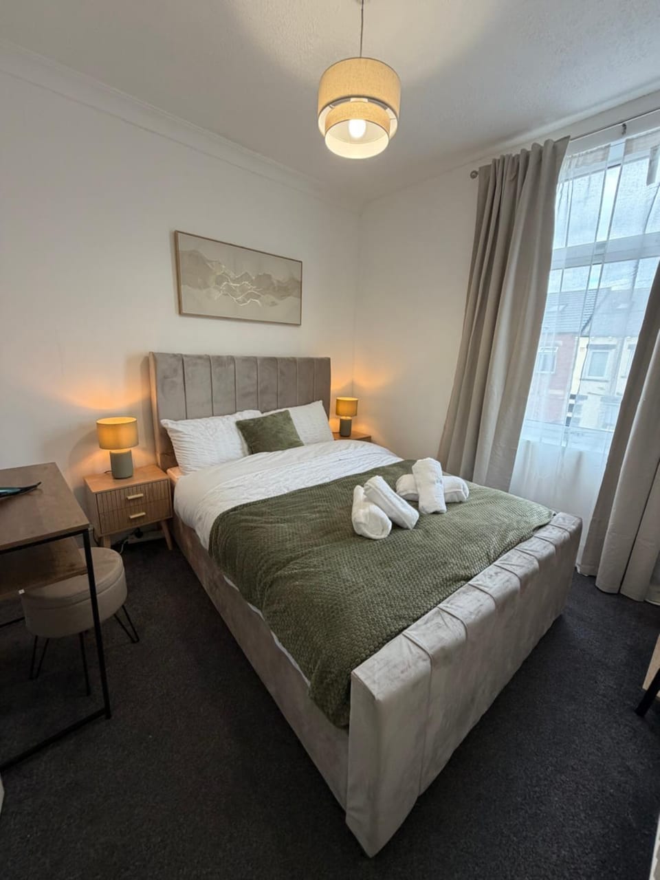 Modern 4BR Home, 7 Beds, Sleeps 9, Free Parking, Fast WiFi, Near Leeds City Centre, Perfect for Families & Contractors House in Leeds