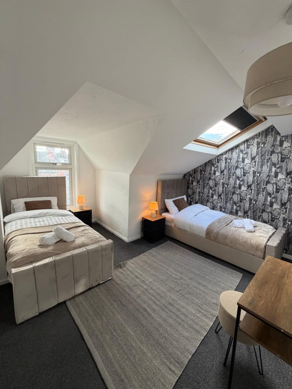 Modern 4BR Home, 7 Beds, Sleeps 9, Free Parking, Fast WiFi, Near Leeds City Centre, Perfect for Families & Contractors House in Leeds