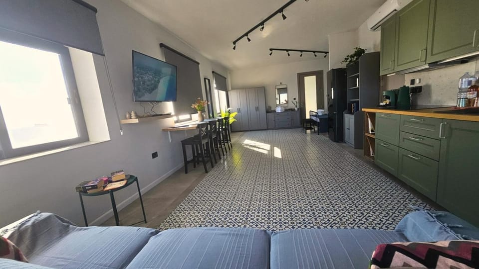 Kitchen or kitchenette, Living room, Seating area, Dining area