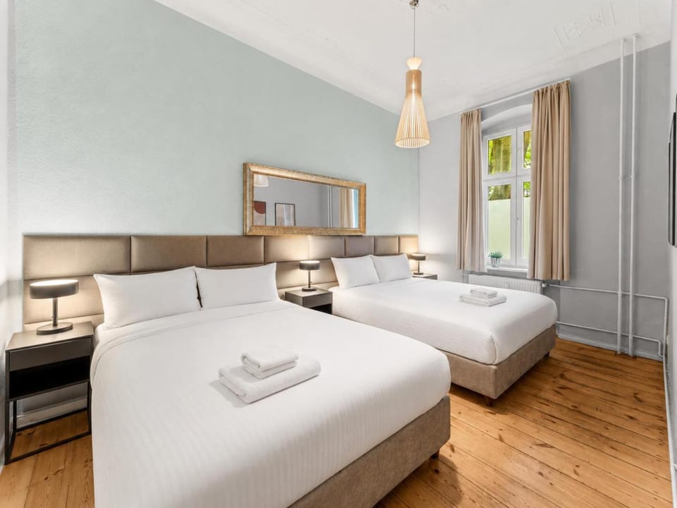 Bed, Bedroom, towels