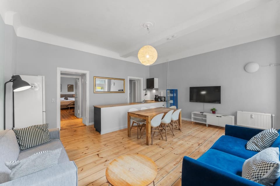 TV and multimedia, Kitchen or kitchenette, Living room, Seating area, Dining area