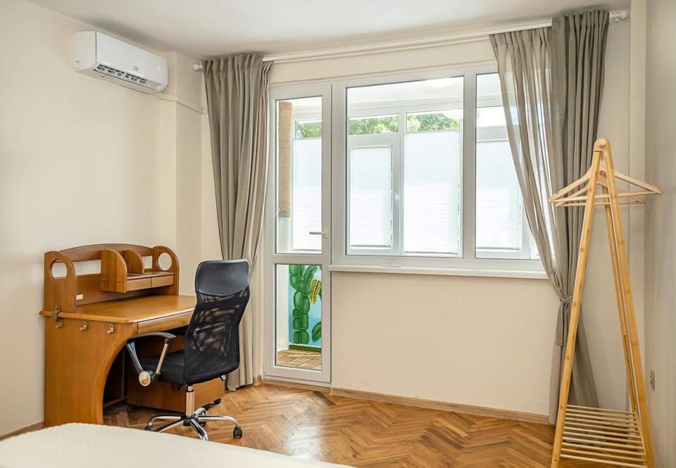 Bedroom, air conditioner