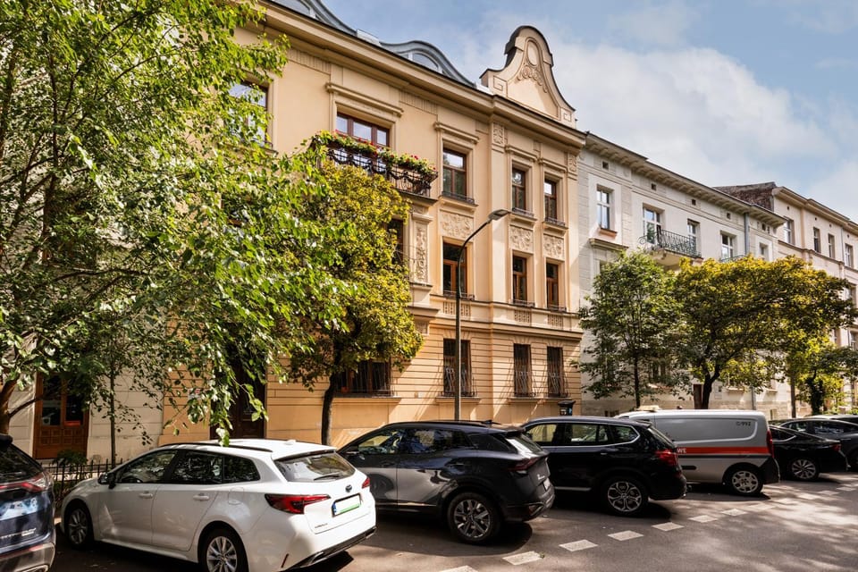 Property building, Day, Neighbourhood, Location